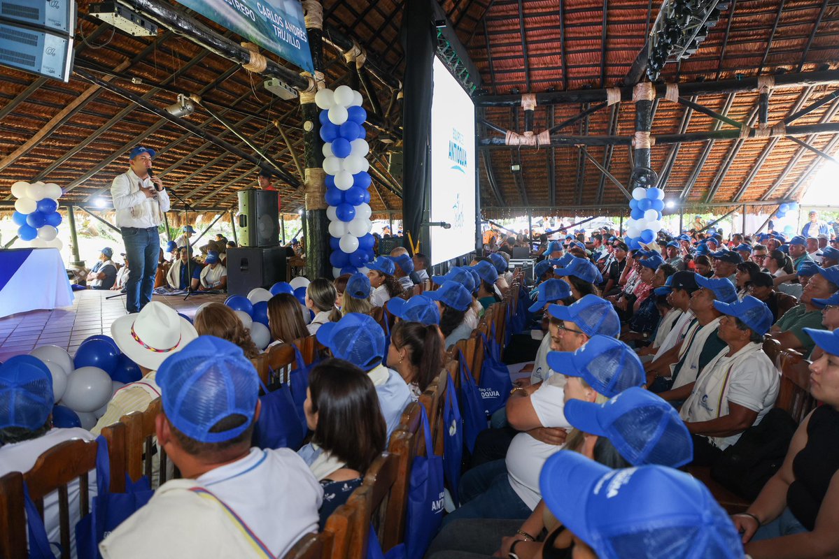 DanielRestrepoC's tweet image. ¡El Occidente antioqueño vibra con el Equipo de Antioquia!
Cada abrazo, cada palabra y cada gesto de apoyo nos recuerdan por qué seguimos adelante: porque ustedes inspiran, acompañan y creen en este sueño.

¡Vamos con toda! 💙