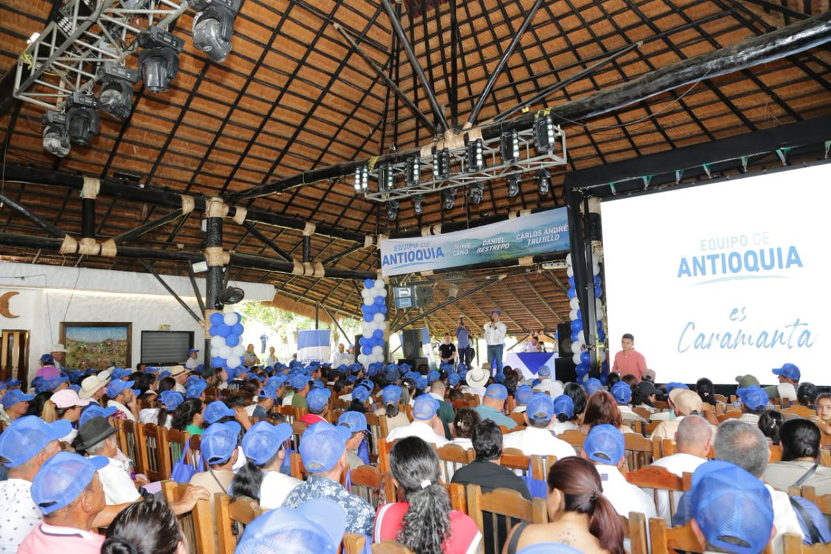 DanielRestrepoC's tweet image. ¡El Occidente antioqueño vibra con el Equipo de Antioquia!
Cada abrazo, cada palabra y cada gesto de apoyo nos recuerdan por qué seguimos adelante: porque ustedes inspiran, acompañan y creen en este sueño.

¡Vamos con toda! 💙