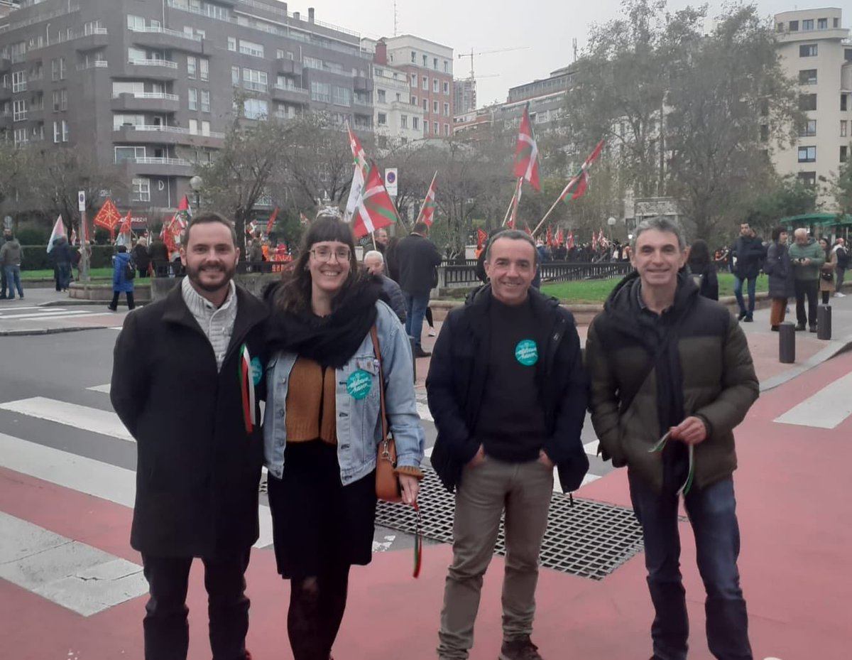 EHBai's tweet image. Ipar Euskal Herritik ere Bilbora etorri gara faxismoaren oldarraldiaren aitzinean hemen herri bat martxan dela aldarrikatzeko eta Askatasun Haizea hauspotzeko.

Beste behin, milaka izan gara Euskal Herriaren burujabetzaren alde karrikara atera garen euskal herritarrak.…