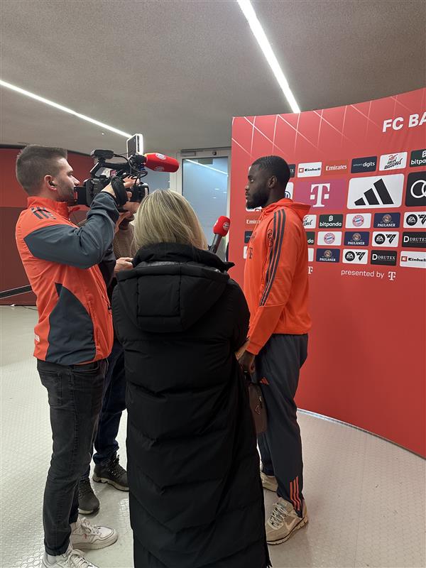 Dayot #Upamecano zu seiner unklaren Zukunft: "Es hat nichts mit Geld zu tun. Wir reden viel mit Max Eberl und Christoph Freund. Ich bin hier zufrieden, spiele eine gute Saison, mache meinen Job, gebe alles für diesen Verein. Mal schauen, was passiert. Ich bin gespannt" #FCBSCF