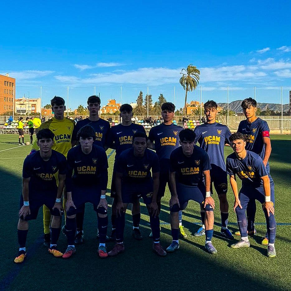 ⚽️ 𝐉𝐔𝐕𝐄𝐍𝐈𝐋 𝐁 | Triunfo ante la EF Dolores de Pacheco (3-0).

Gran partido de los universitarios, que mostraron solidez y fueron superiores en todo el encuentro.

Leo firmó un doblete y un gol en propia puerta completó el marcador.

💪🏼 ¡Buen trabajo, chicos!

#CanteraUCAM