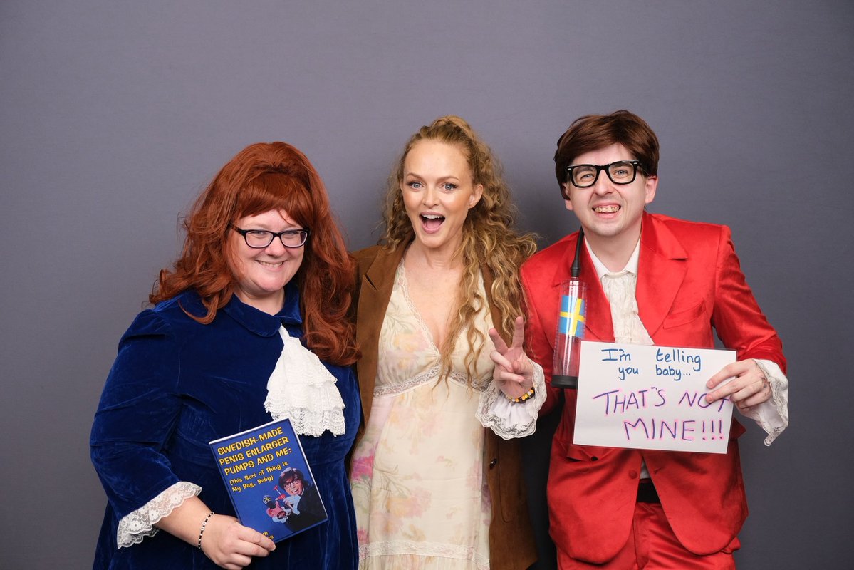 shaund92's tweet image. “Powers by name, Powers by reputation”

Austin Powers- @shadesofshauncosplay

Thanks @comconliverpool the shocked look when you seen us haha!! Been cosplaying Austin Powers for years now &amp;amp; so happy to meet you @imheathergraham 

#austinpowers #liverpoolcomiccon #felicityshagwell