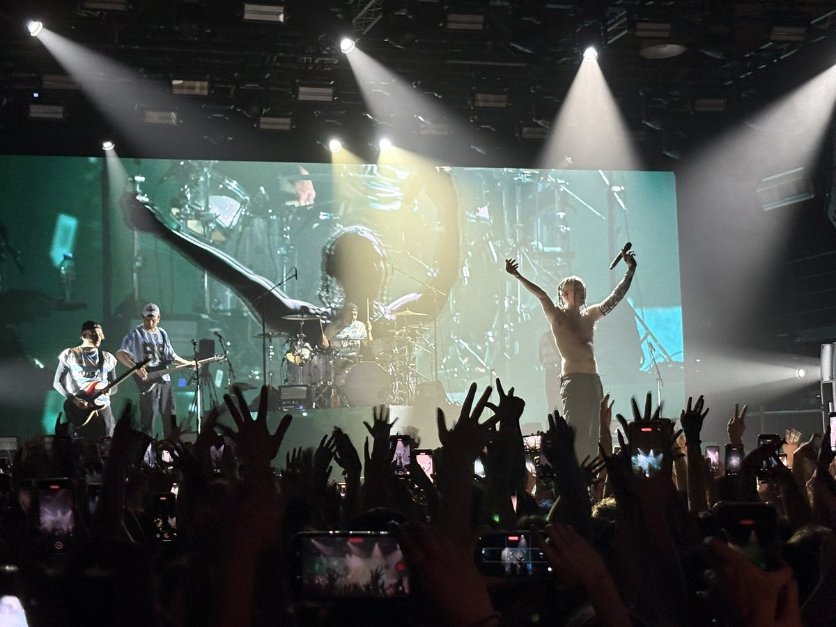 devilishg0mez's tweet photo. @ChaseAtlantic best night ever🥹🩵 love u guys so much come back soon🇦🇷🇦🇷 https://t.co/2xAy659JJd