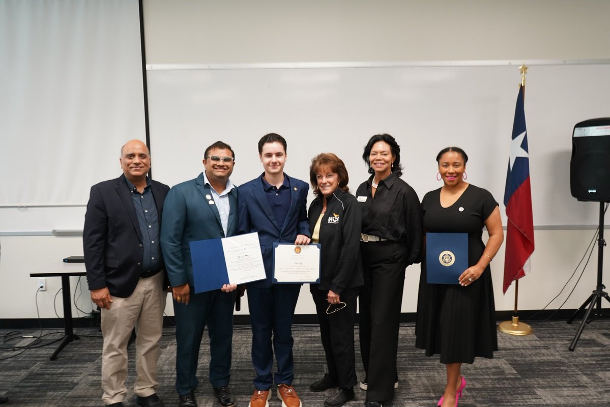 RepAlGreen's tweet image. Today, the 9th Congressional District of Texas held the 2nd annual Congressional App Challenge Demo Day, hosting 8 brilliant finalist students who designed and developed their own software applications. 

Congressman Al Green salutes these students’ remarkable efforts as…