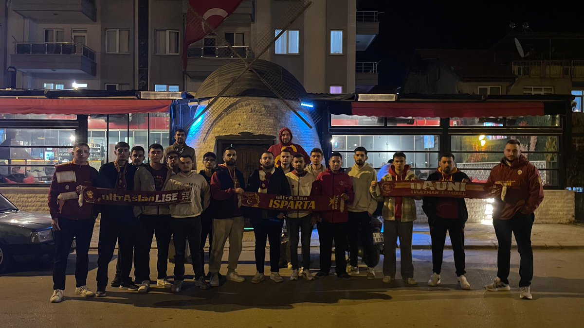 BU AŞKTAN ÖTESİ YALAN!

GALATASARAYIMIZI gençlerbirliği karşısında Isparta'da yalnız bırakmadık. 
#ultrAslanUNI
#uAUNISDU