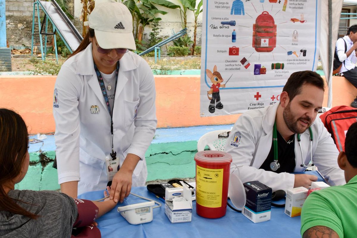 IESSGuayas's tweet photo. #IESSenAcción | Nuestro personal médico del Centro de Especialidades Central Guayas acudió hasta la cooperativa Juan Montalvo, dónde los asegurados pudieron acceder a servicios de:

🩺Toma de signos vitales
👩🏻‍⚕Medicina General
💊 Entrega de medicina

#BrigadasSociales https://t.co/NV3GQHuw69