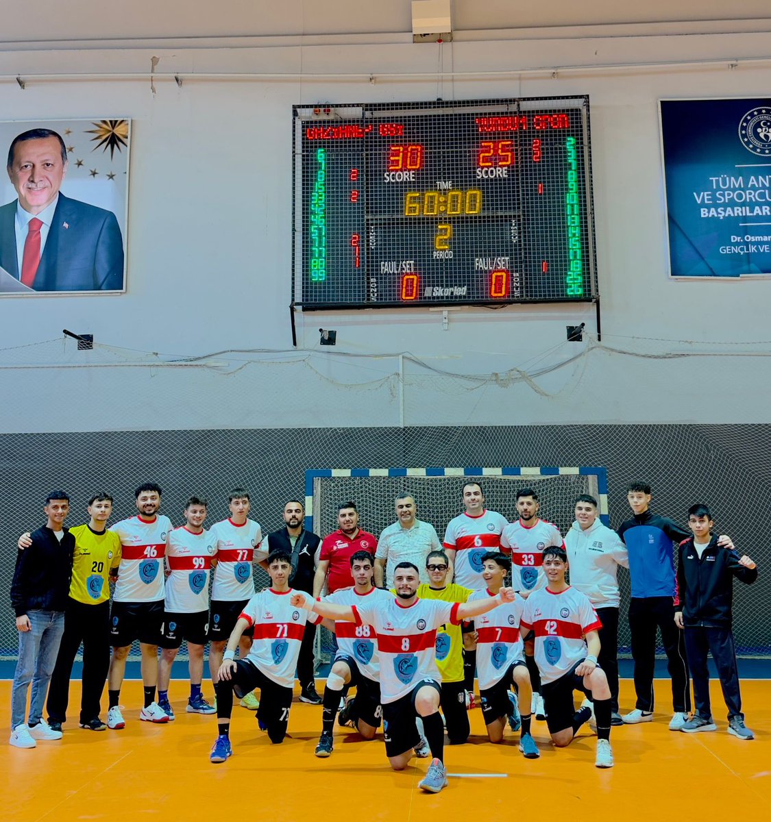 🏆 Hentbol Erkekler 2. Lig B Grubu
Gaziantep Gençlik ve Spor Kulübümüz, sezonun ilk maçında kendi sahasında Şanlıurfa Yurdumspor’u mağlup ederek lige galibiyetle başladı.

İl Müdürümüz Numan Nafiz Şahin, mücadele sonrası takımımızı tebrik ederek başarılarının devamını diledi.