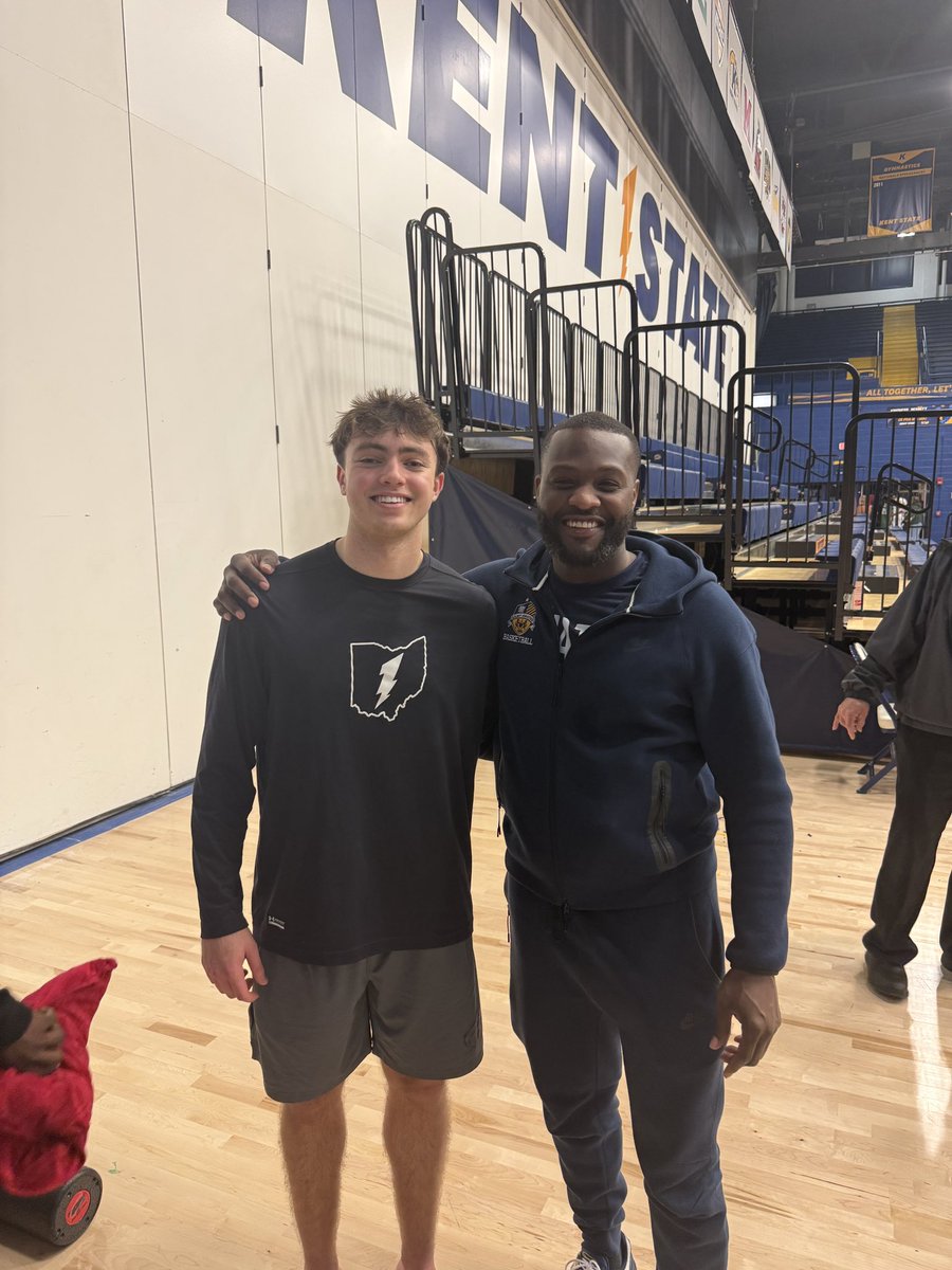 SIHSBasketball1's tweet image. Coach Parker @TomParkerSIHS and @QuinnWoidke  link up at Kent State game vs Cleve State. 

Very efficient game by Q 13pts,3rebs,3ast.  

Keep up the great work Q.  

#WeBuild #Together