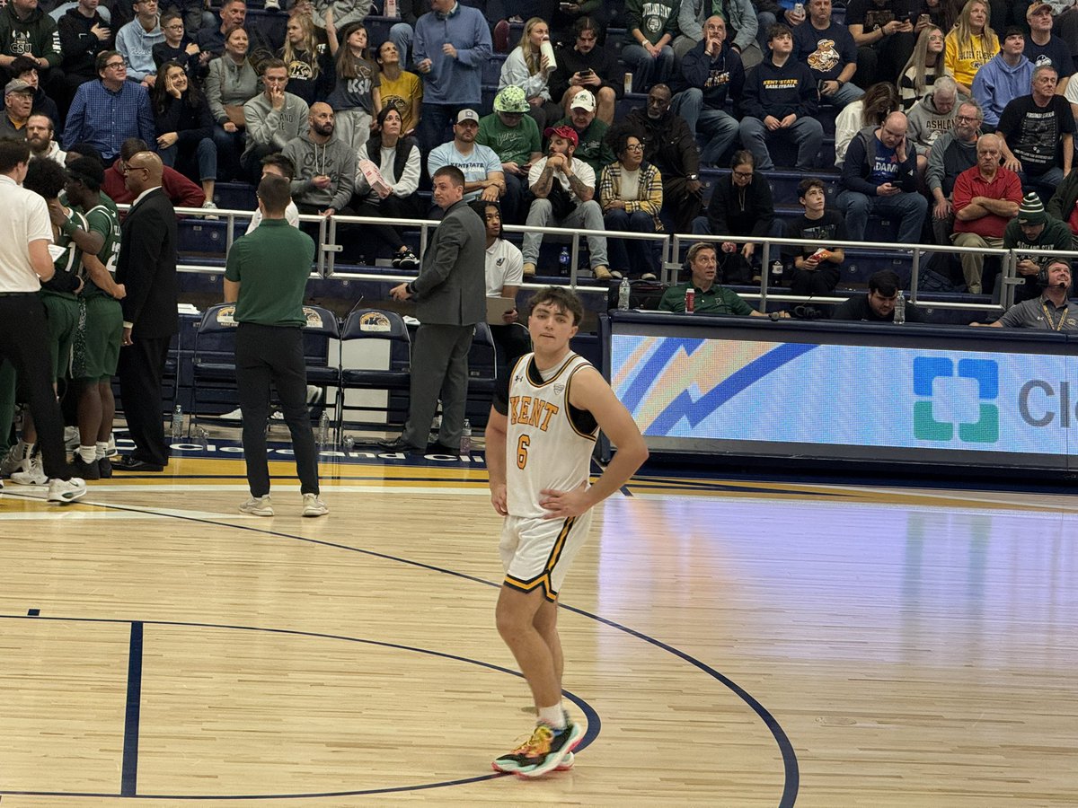 SIHSBasketball1's tweet image. Coach Parker @TomParkerSIHS and @QuinnWoidke  link up at Kent State game vs Cleve State. 

Very efficient game by Q 13pts,3rebs,3ast.  

Keep up the great work Q.  

#WeBuild #Together