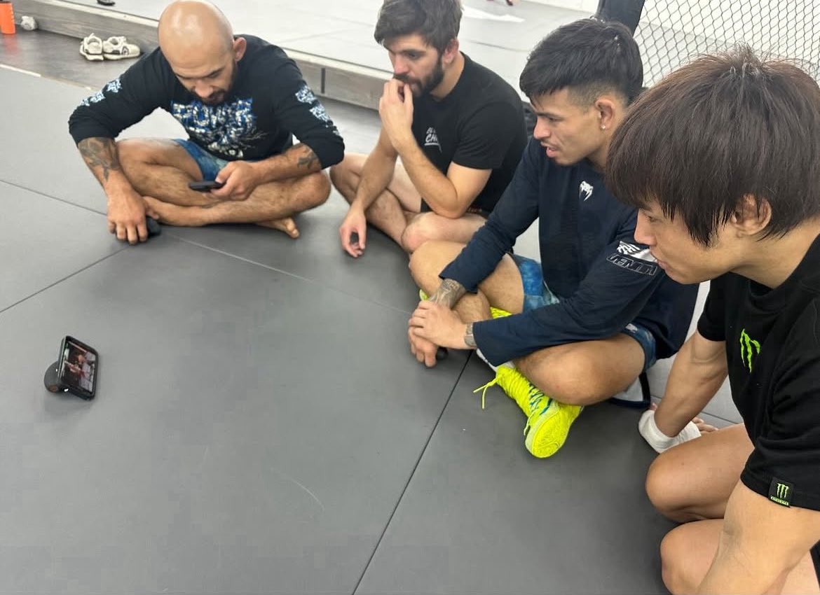 akitheblackcat's tweet image. 堀口恭司 vs ウランべコフをリアタイで観戦する格オタ達 😆
（平良達郎選手、ブランドン・ロイヴァル etc）