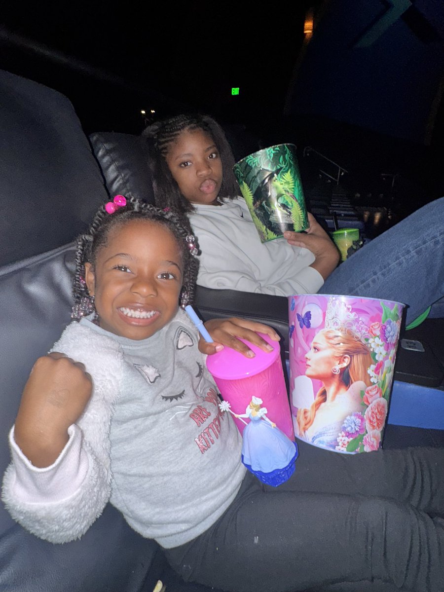 bksimmons_'s tweet image. Took my girls to see #WickedForGood