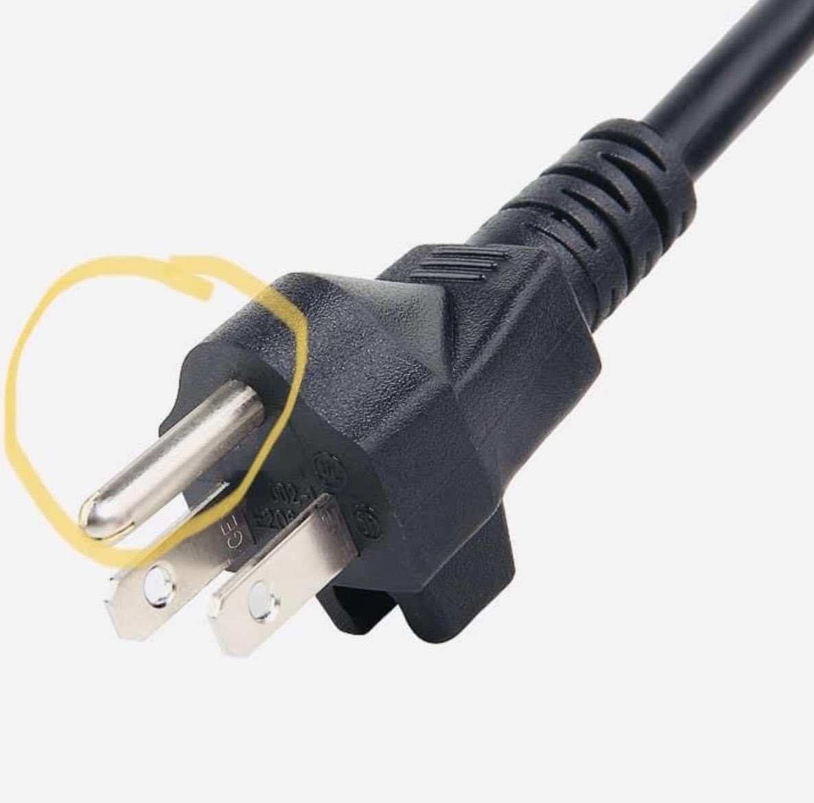 ReddCinema's tweet image. I can’t be the only one who used to break this part of the cord so it can fit in the sockets🤣🤣🤣