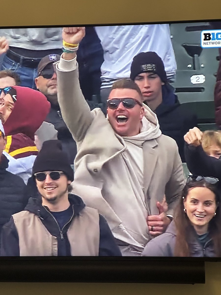 GopherHole's tweet image. Would expect #Gophers @TommyO53 to be shirtless in Chicago.