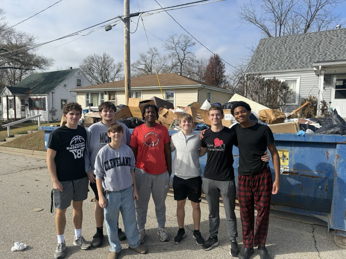 JayPrideFB's tweet image. Proud of these Jays who took time on their first day of break to help a couple in need.  #jayservice #givenotget
