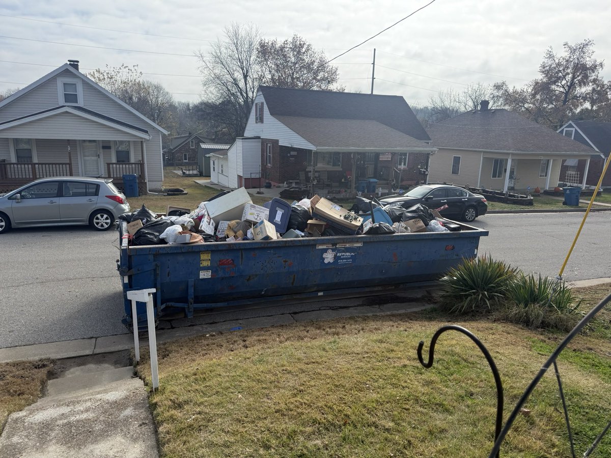 JayPrideFB's tweet image. Proud of these Jays who took time on their first day of break to help a couple in need.  #jayservice #givenotget