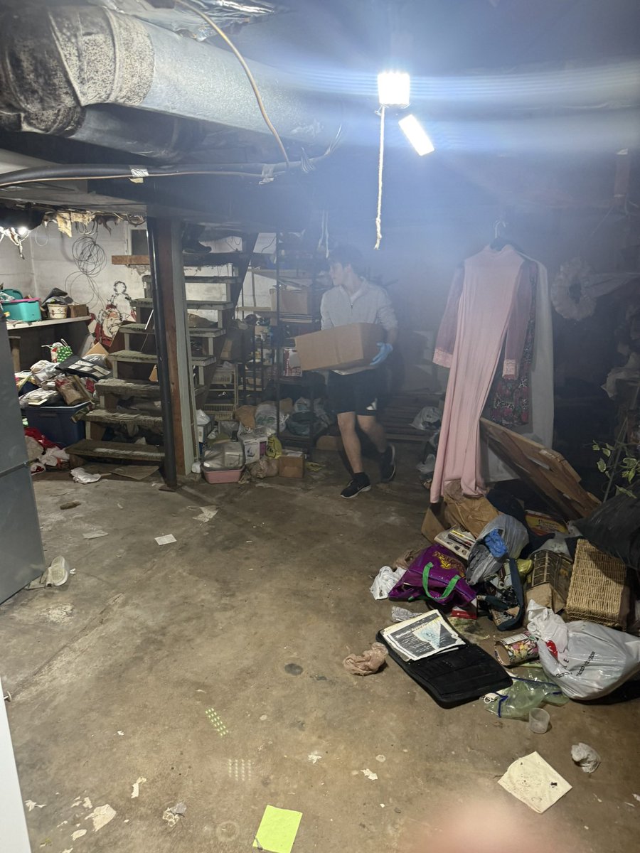 JayPrideFB's tweet image. Proud of these Jays who took time on their first day of break to help a couple in need.  #jayservice #givenotget