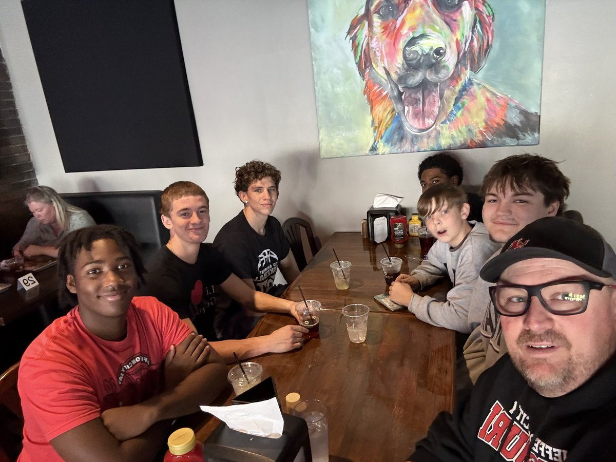 JayPrideFB's tweet image. Proud of these Jays who took time on their first day of break to help a couple in need.  #jayservice #givenotget