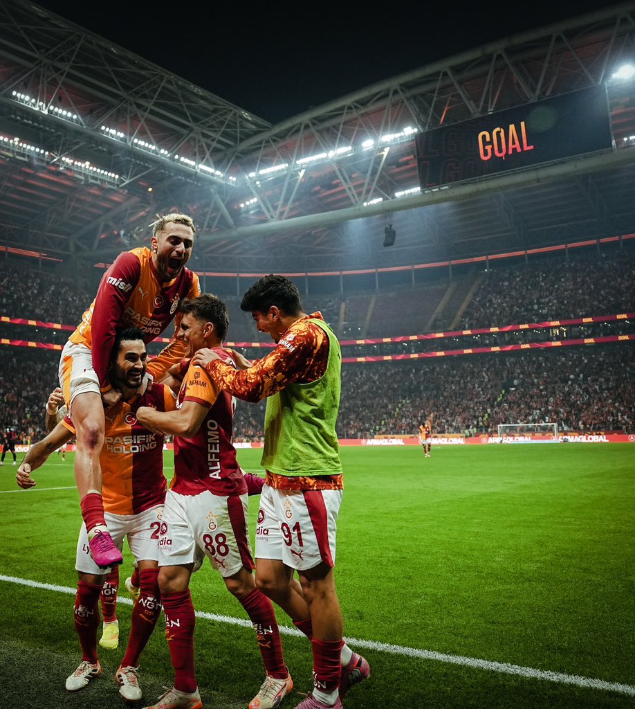GSStore's tweet image. 3️⃣ Puan 3️⃣ Gol! 🙌
Tebrikler GALATASARAYIMIZ! 😍

#GSvGB