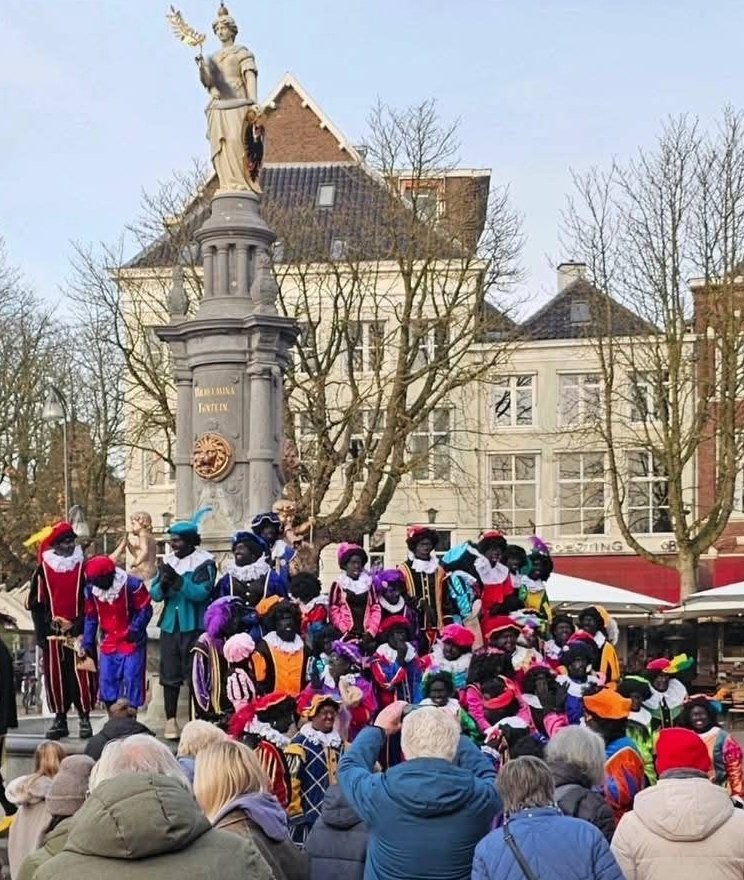 KAFKA_Dev's tweet image. Ook in Deventer verliest de linkse waanzin van onze geweldige traditie! 
Overal ZWARTE PIETEN! 

Doe een ❤️ &amp;amp; RT als je dit GEWELDIG vindt!