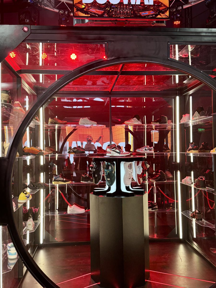 kuanele_'s tweet image. Congratulations to the winner! 🤭✨ He gets to walk away with this entire vault of sneakers valued at R300k ! 😳 you wish that was you, huh?? #KingOfKicks #VaultEdition #NextLevel