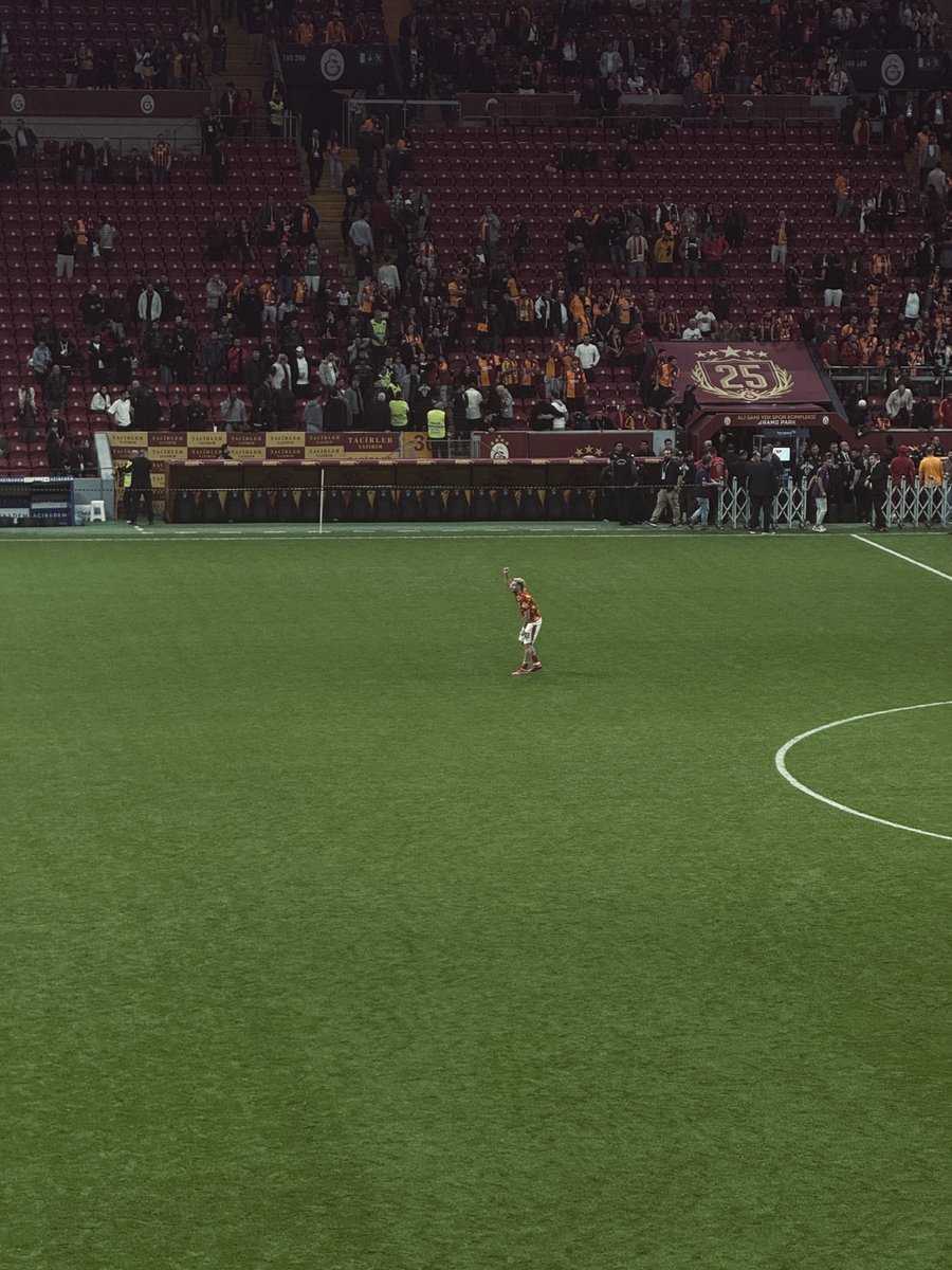 FormaMilor's tweet image. Barış Alper sahayı en son terk eden futbolcu oldu. Taraftarın çağrısı üzerine üçlü çektirip sahadan ayrıldı.