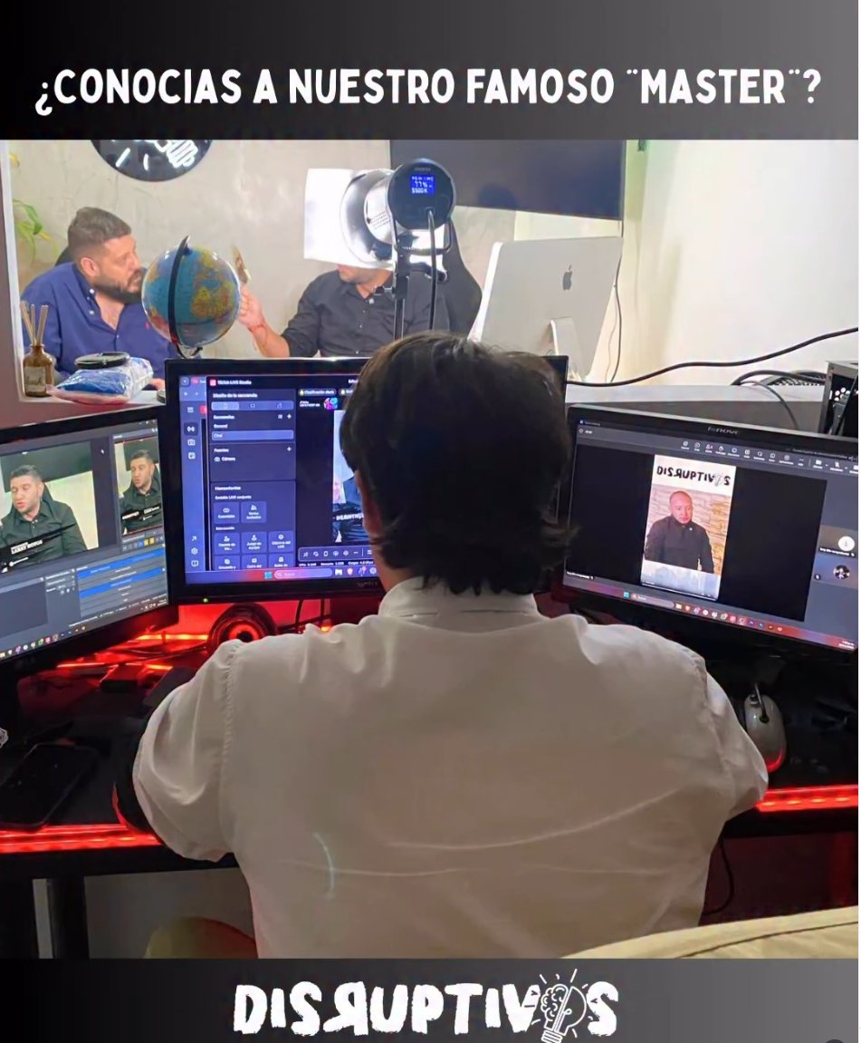 🔥 ¿Ya conocías a nuestro famoso “MASTER”?
Detrás de cada toma perfecta, cada transición limpia y cada directo explosivo… está él: el cerebro oculto que hace que todo funcione.