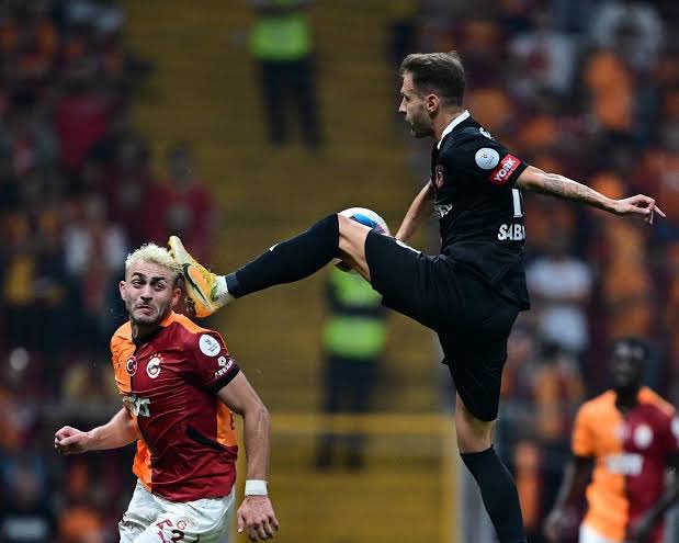 Buna neden kırmızı verememiştiniz. Barış’ın kafasına tekme atıldığında VAR uyuyor muydu?