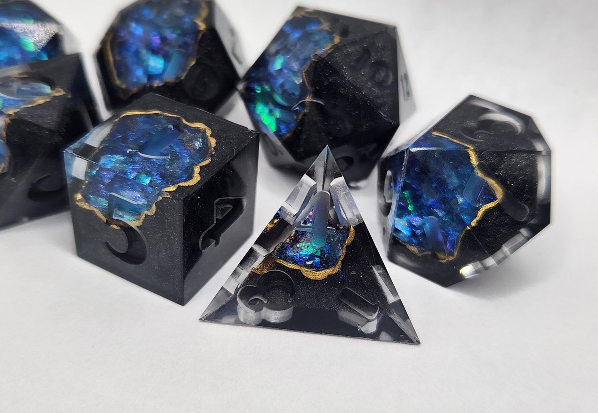 Arcane Core Dice Set 💠 Now available
Finally I can make Geodes again!!
#dnd #ttrpg #handmadedice #dice #dungeonsanddragons
etsy.com/shop/SinnamonR…