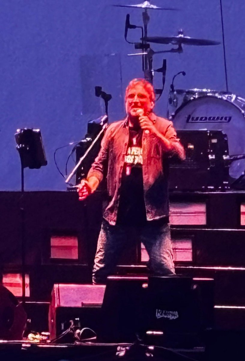 marianomp69's tweet photo. Pues una sorpresa muy agradable tener de telonero a @jordievole en el concierto de @_danielmartin_ . https://t.co/YTzkBaAr0K