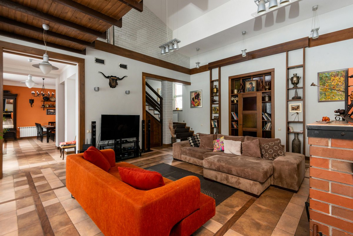 fuzzybeedecor1's tweet image. By itself, this orange sofa is too bold. It should not be the focal point of the room. If it must stay, use other decor accents to help it blend in. 🐝🐝

fuzzybeedecor.com 

#interiors #homedecor #decor #mystyle #accents