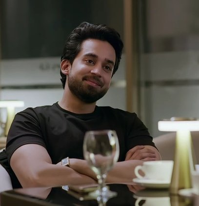 myself_imomo's tweet image. #BilalAbbasKhan staring at his heroine like that should be illegal 🫠
That soft gaze? That silence? No one does it like him 💅🏼
#MeriZindagiHaiTu