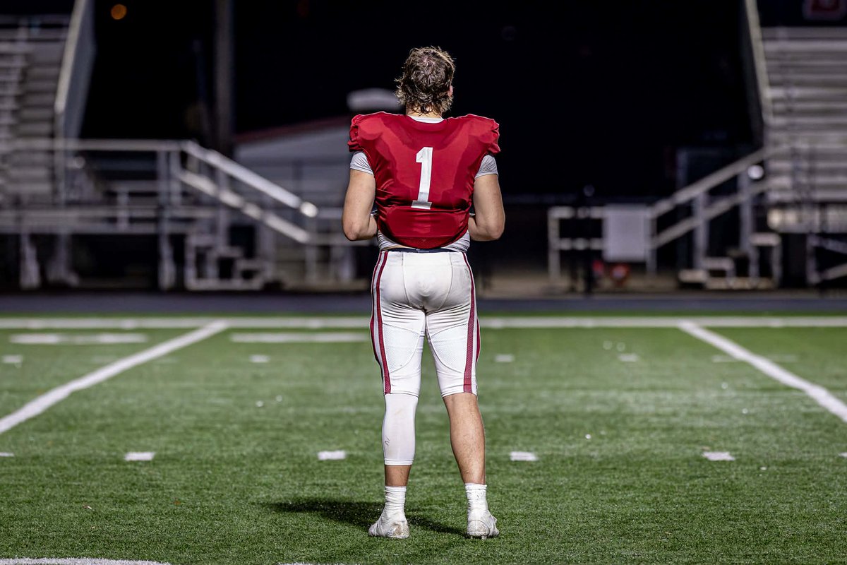 Garrett_Reid_1's tweet photo. Thank you, Deshler 🏈 ! When I moved here 3 years ago I never thought I would grow to love this 🏈 program the way I do. So grateful that God gave me the opportunity to wear the Deshler uniform and play for this amazing town. 4ever thankful. It’s Great to be a Deshler Tiger! ❤️ https://t.co/FqLvUHhpOk