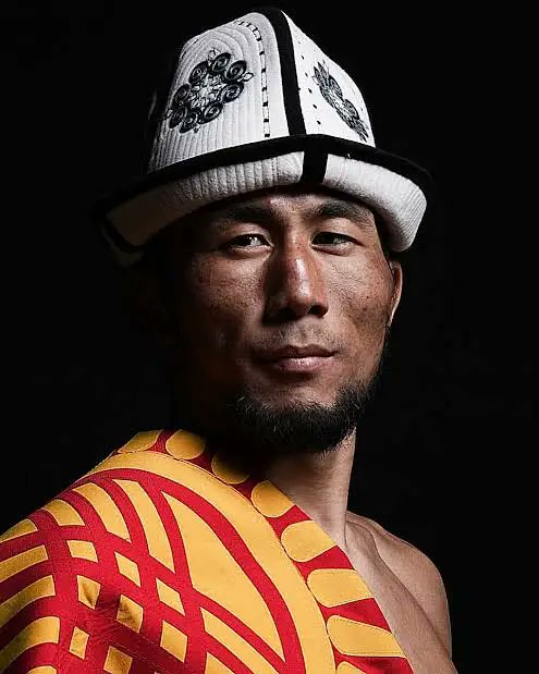 المقاتل القرغيزي مكتيبك أورولباي ينتصر بنوك أوت ولا أروع في الجولة الأولى على المخضرم چاك هيرمانسون.
#UFCQatar