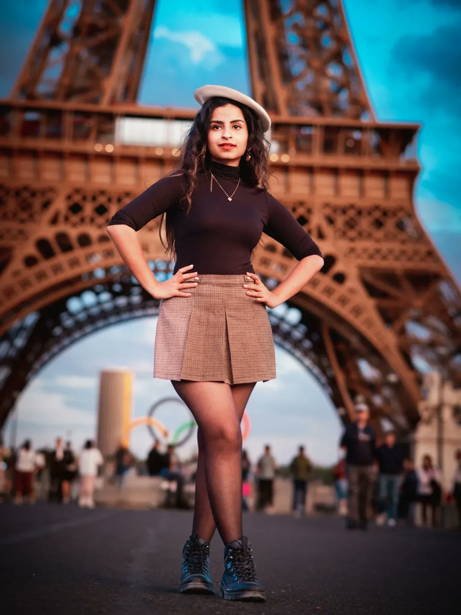 Kollywoodent's tweet image. 🚨 #Sivaangi Paris Magic! 📸✨
Fresh clicks straight from the Eiffel Tower—rocking that chic beret, turtleneck &amp;amp; pleated skirt with effortless Parisian flair! 😍🔥
From street poses to cozy cafe vibes with croissant &amp;amp; creamy cappuccino, she's owning every frame! Who's adoring