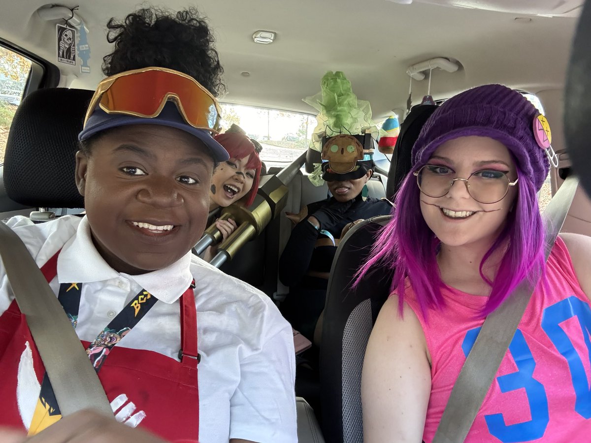 On the way to the venue with my cosplay girlies! 💕