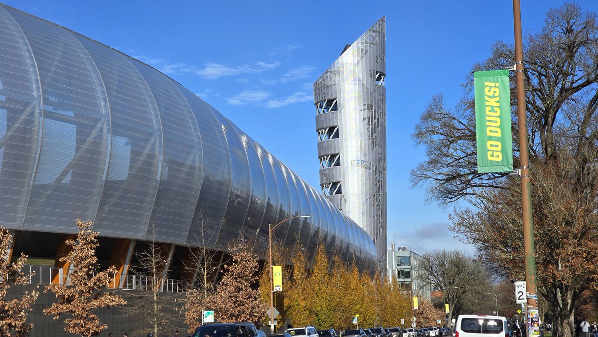 flashfire34's tweet image. About to walk over for Oregon/USC football.