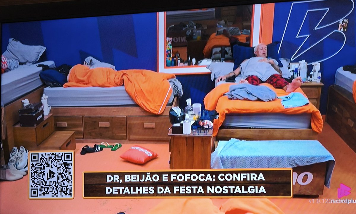 zzluh's tweet image. Qual o sentido de tirar a câmera de pessoas conversando pra colocar em gente roncando????? #AFazenda @_recordplus @afazendarecord