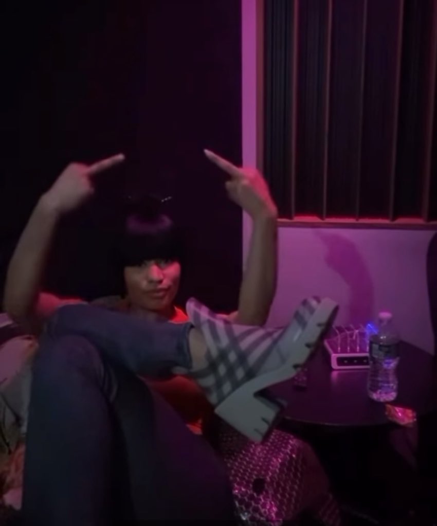 They get so mad when we say nobody can outsell Nicki 😂😂😂 now sales don’t matter, right? SEETHE