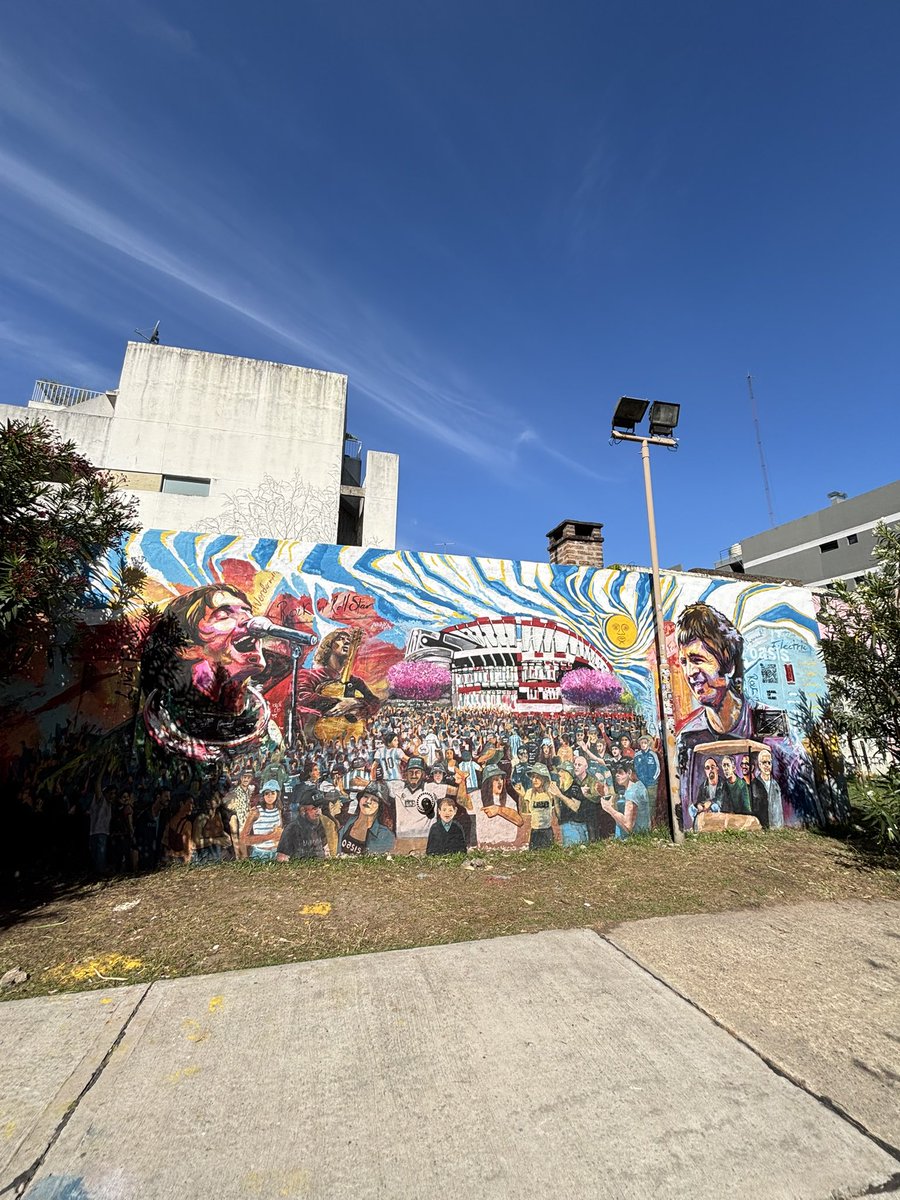 cescret's tweet image. what if we kiss at the oasis mural