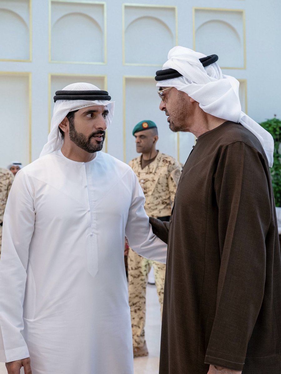 groupfazza's tweet image. ابو خالد .. صنع دوله بهمّـته وْتحته رجـال 
إلى قالـت ، تبرهن قولها صـادق فعـايلهـا 
سلايله المكارم ، والفخر لا من ذكره اختال 
وعريـبيـن السلايل تفـتخر فـيها سلايلهــا 
لو ان للطيب رجل يمثّـله بو خالد الرجّـال 
يـمـثّـلـه ، وشيوخ الدار لو وقّـف يمثّلهــا

شعر : #فزاع ✍🏻