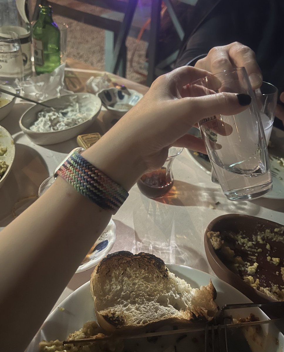 Sana değiniyorum, sana ısınıyorum, bu o değil
Bak nasıl, beyaza keser gibisine yedi renk Birleşiyoruz sessizce.

#joyeuxanniversaire