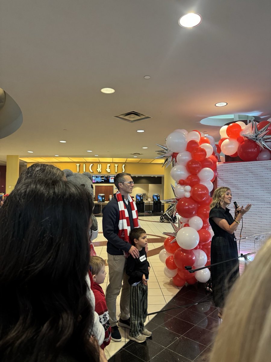 Rep_Walkinshaw's tweet image. Joined community partners and local nonprofits at today’s #GivingMachinesDC launch with @Ch_JesusChrist.

These machines turn a simple swipe into meals, housing support, medical care &amp;amp; more, raising $32M for charities worldwide since 2019.

It’s a powerful reminder of what we can…