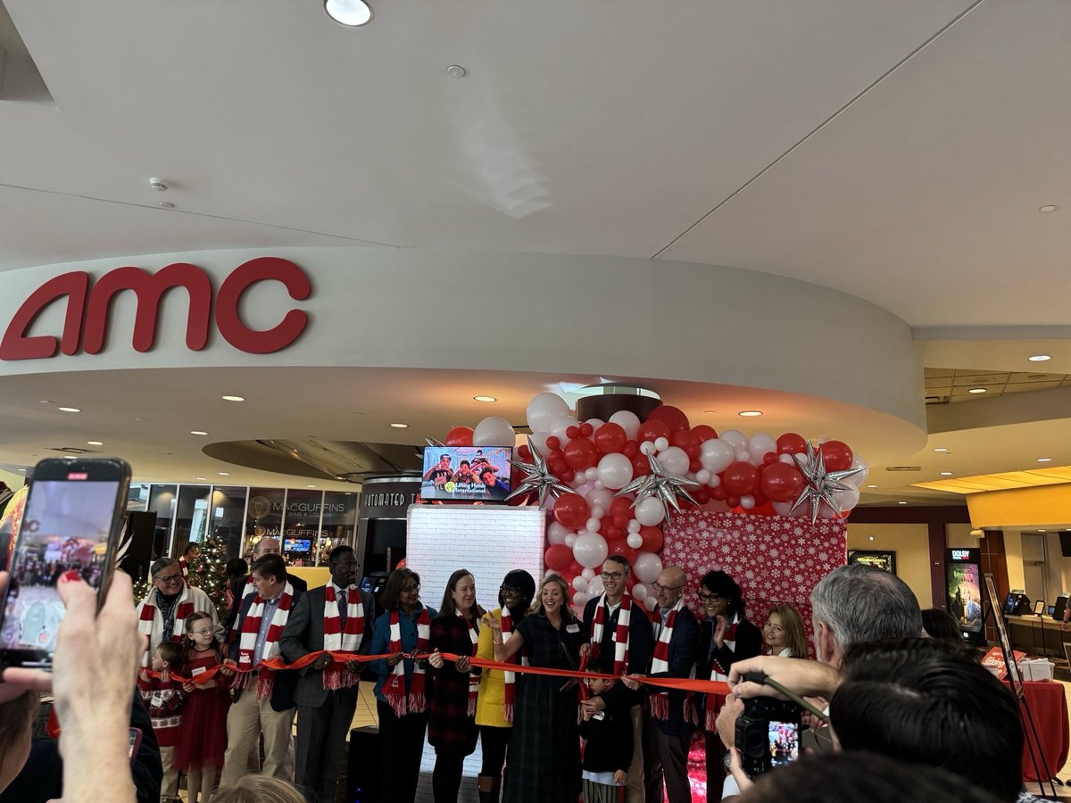 Rep_Walkinshaw's tweet image. Joined community partners and local nonprofits at today’s #GivingMachinesDC launch with @Ch_JesusChrist.

These machines turn a simple swipe into meals, housing support, medical care &amp;amp; more, raising $32M for charities worldwide since 2019.

It’s a powerful reminder of what we can…