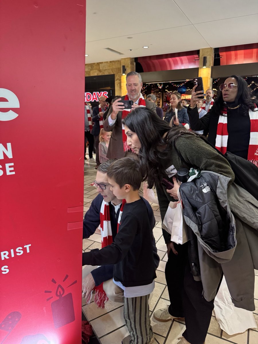 Rep_Walkinshaw's tweet image. Joined community partners and local nonprofits at today’s #GivingMachinesDC launch with @Ch_JesusChrist.

These machines turn a simple swipe into meals, housing support, medical care &amp;amp; more, raising $32M for charities worldwide since 2019.

It’s a powerful reminder of what we can…