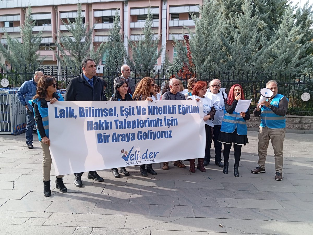 Veli_Der's tweet photo. MEB önünde eğitimin piyasaya, cemaatlere ve ideolojik kuşatmalara terk edilmesine karşı; çocukların laik, bilimsel ve eşit kamusal eğitim hakkını savunduk.
Başta veliler olmak üzere toplumu eğitim hakkına sahip çıkmaya çağırıyoruz.
#Velider #EğitimHaktır #KamusalEğitim https://t.co/mfhGYhnl0y