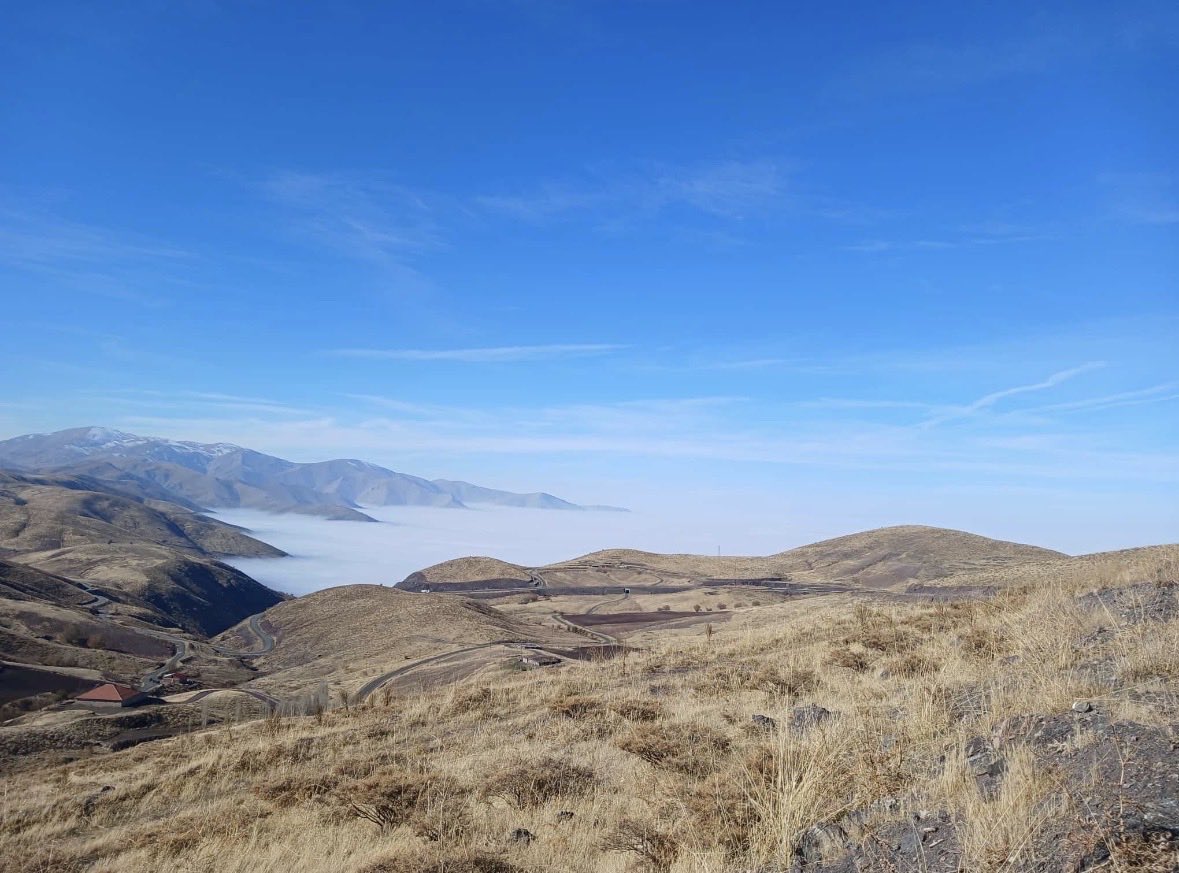 Cahildim dünyanın rengine kandım.
 Evvelim sen oldun ahirim sensin.

N. Ertaş