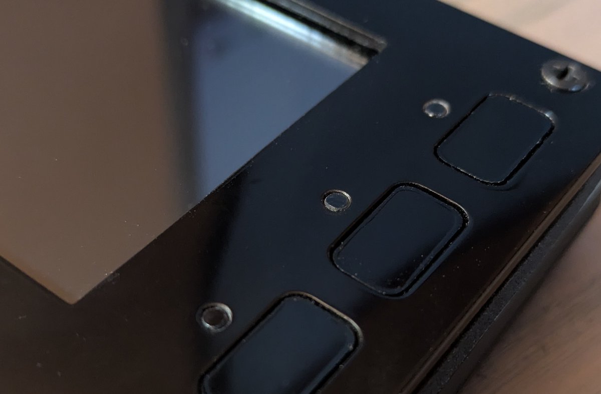 Střípek z výroby - světlovody 🧐 Laserem řezané z plexiskla, vlepované do precizně vrtaných otvorů. Piplačka, lepší způsob zatím není. Kritická je rozměrová přesnost, která s vývrtem občas úplně nesedne, proto se výjimečně sáhne pro jiný "pytlík" +/-0.1mm aby to vypadalo dobře 🙂