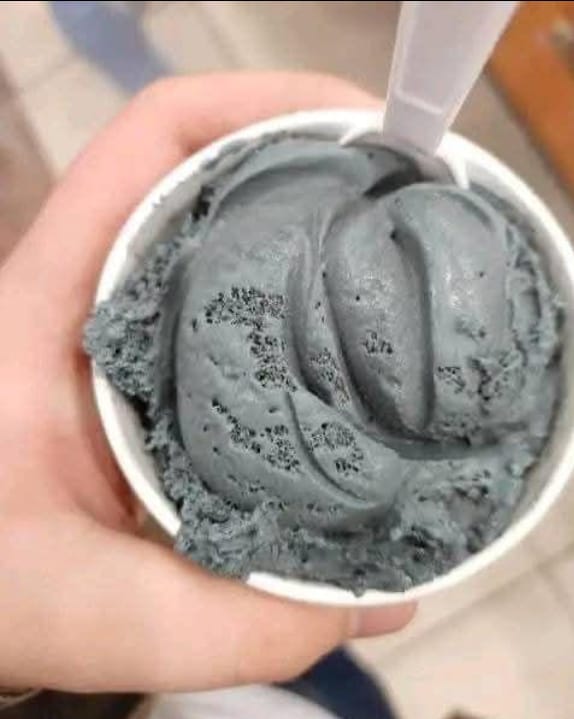 manucocor's tweet image. Fui a la heladería y pedí &quot;Crema Paraguaya&quot; y me dieron esto. Cuando lo probé me di cuenta que eran dos partes de cemento y una de arena mezcladas con agua, nunca mas.