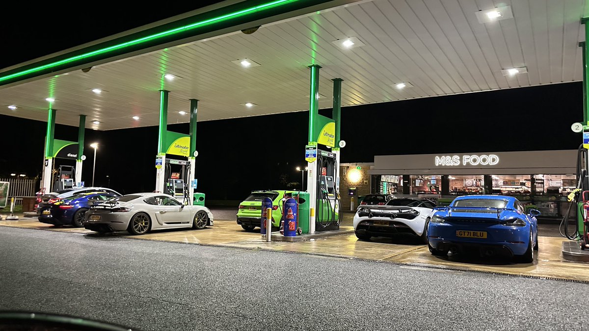 mattdeanbbc's tweet image. How the other half live…

#Porsche #McLaren #Audi #Porsche #Porsche 

#Oxford