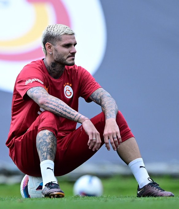 Kilo fazlalığı kaliteli golcünün oyun aklını etkilemez. Gerçek "saf 9" olmak zor iş. Icardi "saf 9" ve bu adam istediği top gelirse 2-3 toptan 1'ini kaleye yollar zaten. Bakmayın siz ezber yorum yapanlara. Evet psikolojik ve vücut zindeliği olarak kötü bir süreçten geçiyor ama
